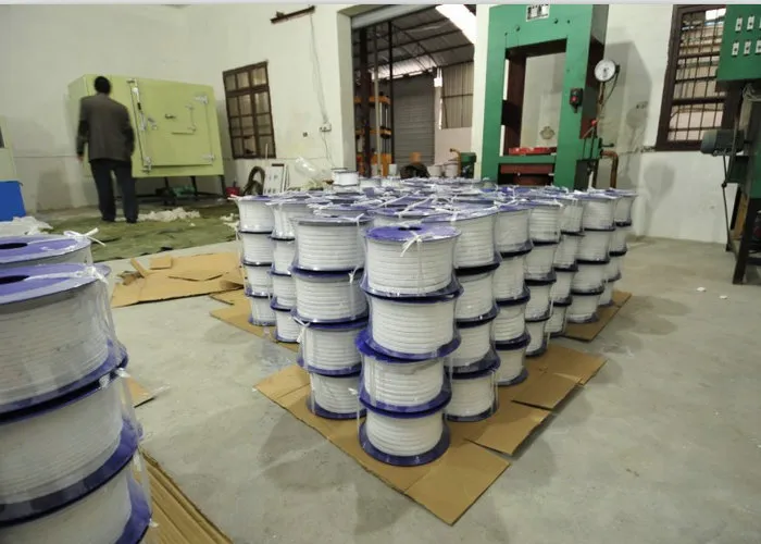 Spools of high-quality graphite yarns used for packing manufacturing